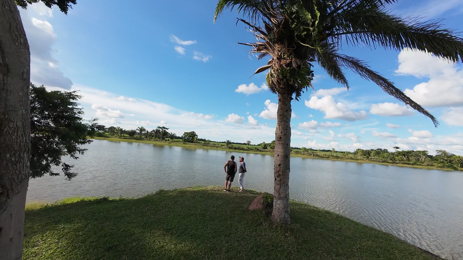 Visitantes disfrutando la laguna de MARFA